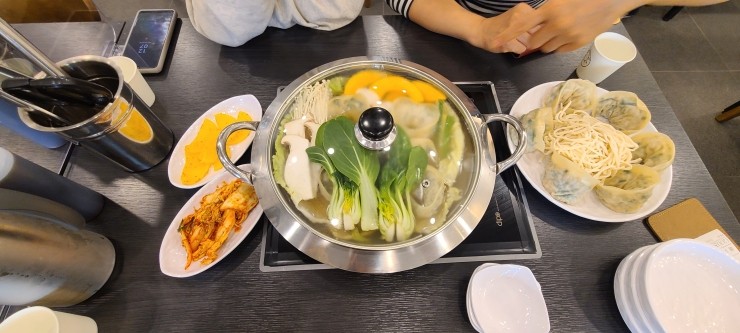  서울시 등촌동에서 칼큼한 만두전골 맛집인 [개성손만두전문점] 입니다.
