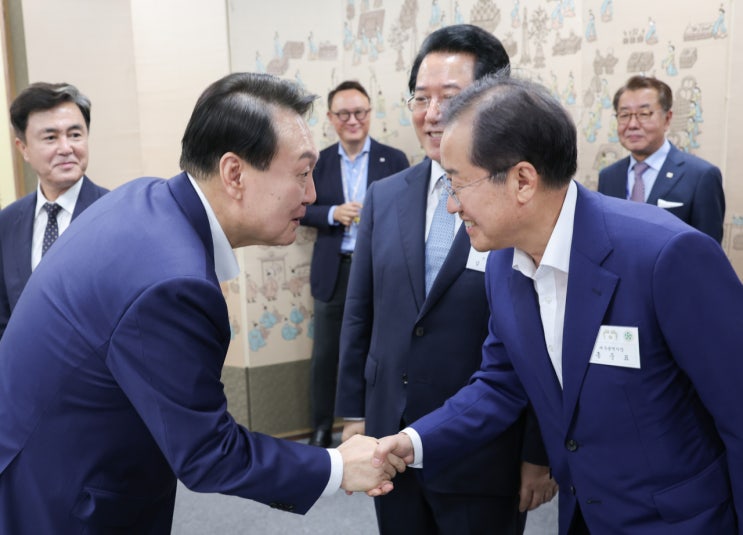 윤 대통령에 ‘대구경북신공항 <b>특별법</b> 제정·군위군 편입’ <b>건의</b>