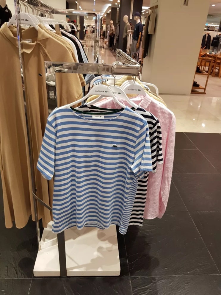  라코스테 여성 반팔 마린 스트라이프 티셔츠로 청량한 나들이 룩 완성.