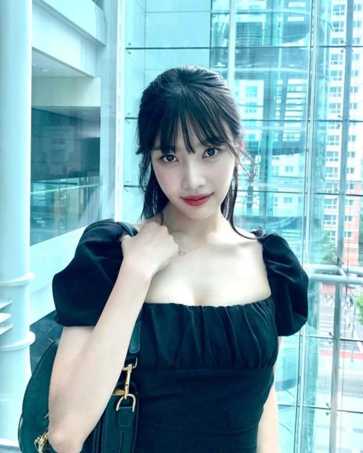크러쉬와 열애그룹 레드벨벳 멤버 조이가 입은 원피스가 네티즌들 눈길, "뒷모습 아찔하다" 크러쉬와 열애그룹 레드벨벳 멤버 조이가 입은 원피스가 네티즌들 눈길, "뒷모습 아찔하다"