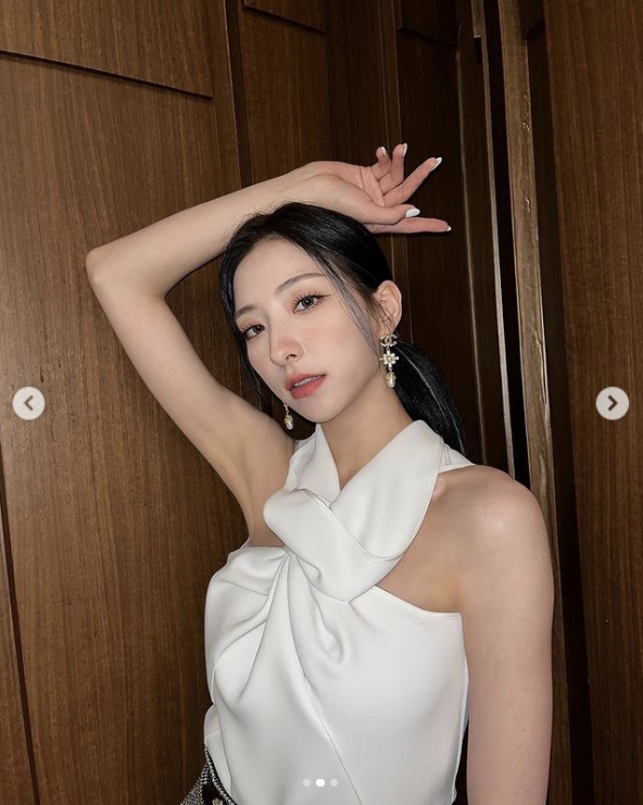 우주소녀 은서, 샤방샤방 꽃미소 발산하는 수채화 비주얼로 넘사벽 비율 뽐내 우주소녀 은서, 샤방샤방 꽃미소 발산하는 수채화 비주얼로 넘사벽 비율 뽐내