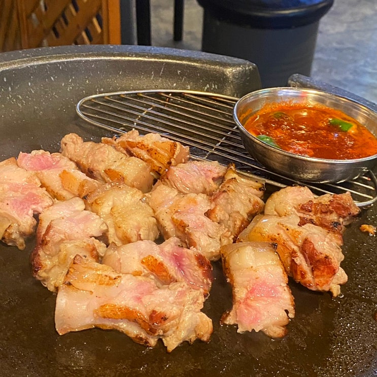 [홍대 볼빨간꽃돼지] 육즙이 팡팡 터지는 오겹살을 먹을 수 있는 홍대맛집