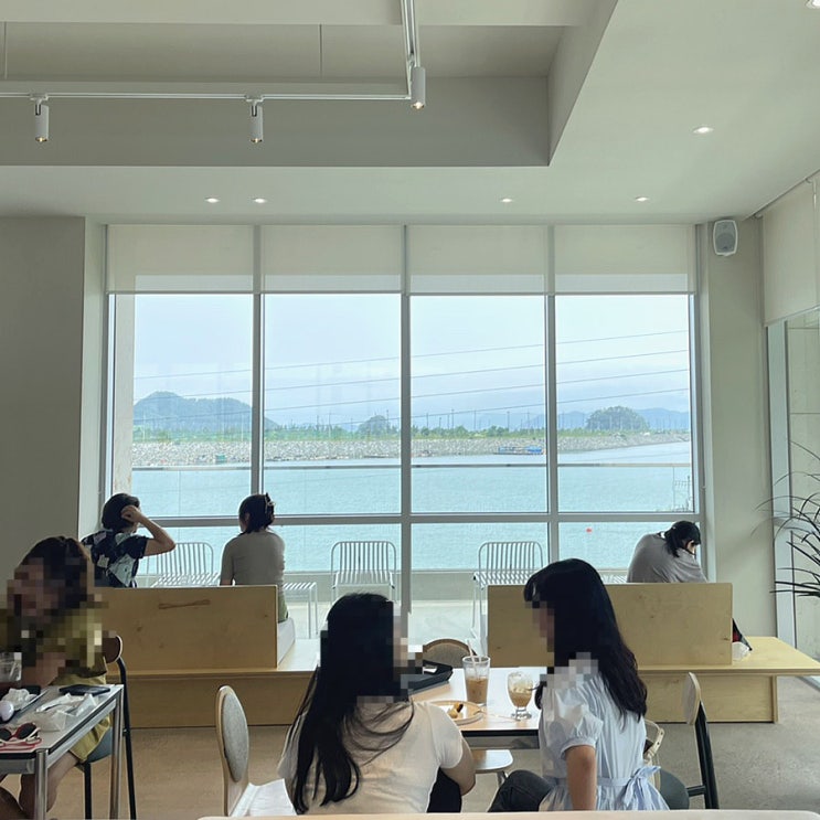  블랙웨일즈 창원 진해 대형카페 오션뷰 맛집