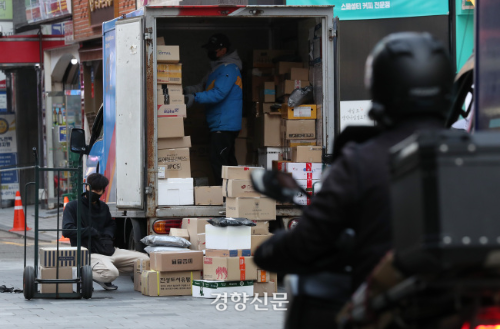 전속성 폐지됐지만 보험료는 내라…‘특고 차별’ 계속되는 이유 전속성 폐지됐지만 보험료는 내라…‘특고 차별’ 계속되는 이유