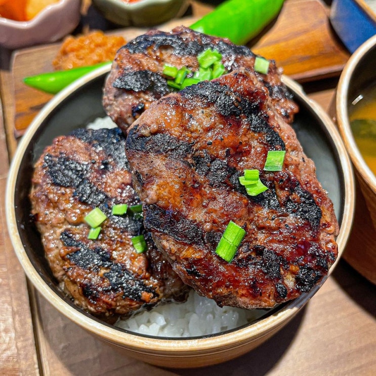  보는 재미가 있는 홍대 숯불떡갈비 맛집 “우아하게” 메뉴, 주차