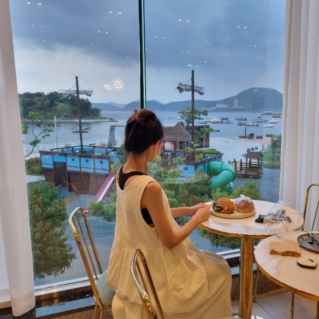  여수 웅천친수공원 해변 일몰이 아름다운 오션뷰 카페 웅천 맛집 라라브레드