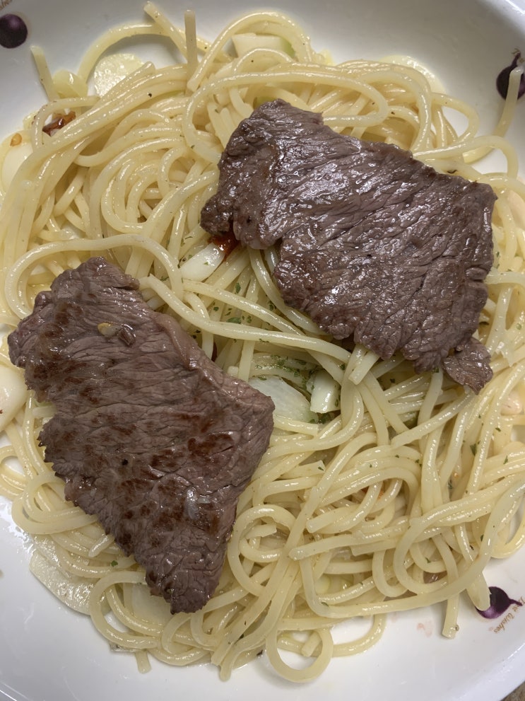  [알리오올리오] 맛없을 수 없는 베이직 기본 오일파스타 만들기/소고기 몇점에 마늘을 왕창 곁들인 ...