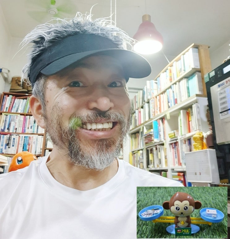  교과서에 나오는 만화 한국 역사 42권 한국헤밍웨이 무게로 헌책방에서 29,000원에 판매했습니다.^^