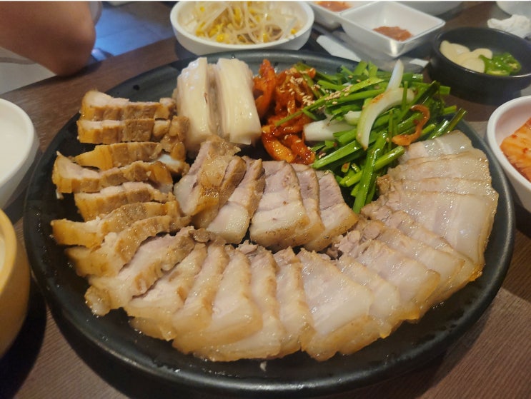 [서울 강남구청 맛집] 무아국수 술집 보쌈이랑 술이 쭉쭉