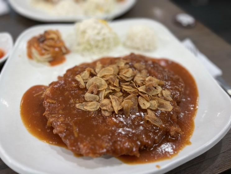  데이트 장소 추천 상계 돈까스 맛집 백종원3대 천왕 돈까스:) 돈까스 먹는 용만이! 첫 데이트 장소