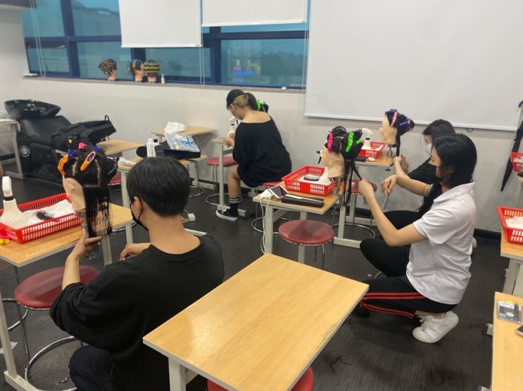  원주미용학원은 헤어국가 실기 시험 대비중 !