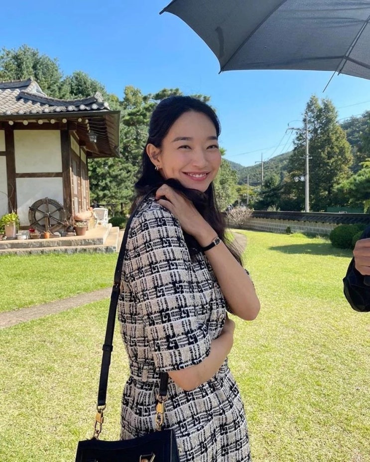 배우 신민아, 감동적인 뮤지컬 '포미니츠' 보고 엄청 울었다는 후기 올려...주말에 만난 사람들 배우 신민아, 감동적인 뮤지컬 '포미니츠' 보고 엄청 울었다는 후기 올려...주말에 만난 사람들