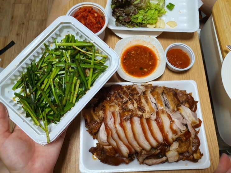  개봉동 조선 족발 - 부추무침과 굴젓이 함께나와요!