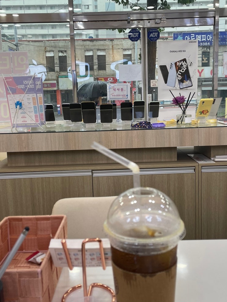  비오는날 서울 휴대폰성지 매장 쓸쓸..
