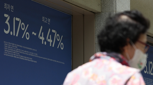 "여보, 주식 팔았어" 빅스텝에 고금리 적금 전쟁, 예적금으로 몰리는 뭉칫돈 "여보, 주식 팔았어" 빅스텝에 고금리 적금 전쟁, 예적금으로 몰리는 뭉칫돈