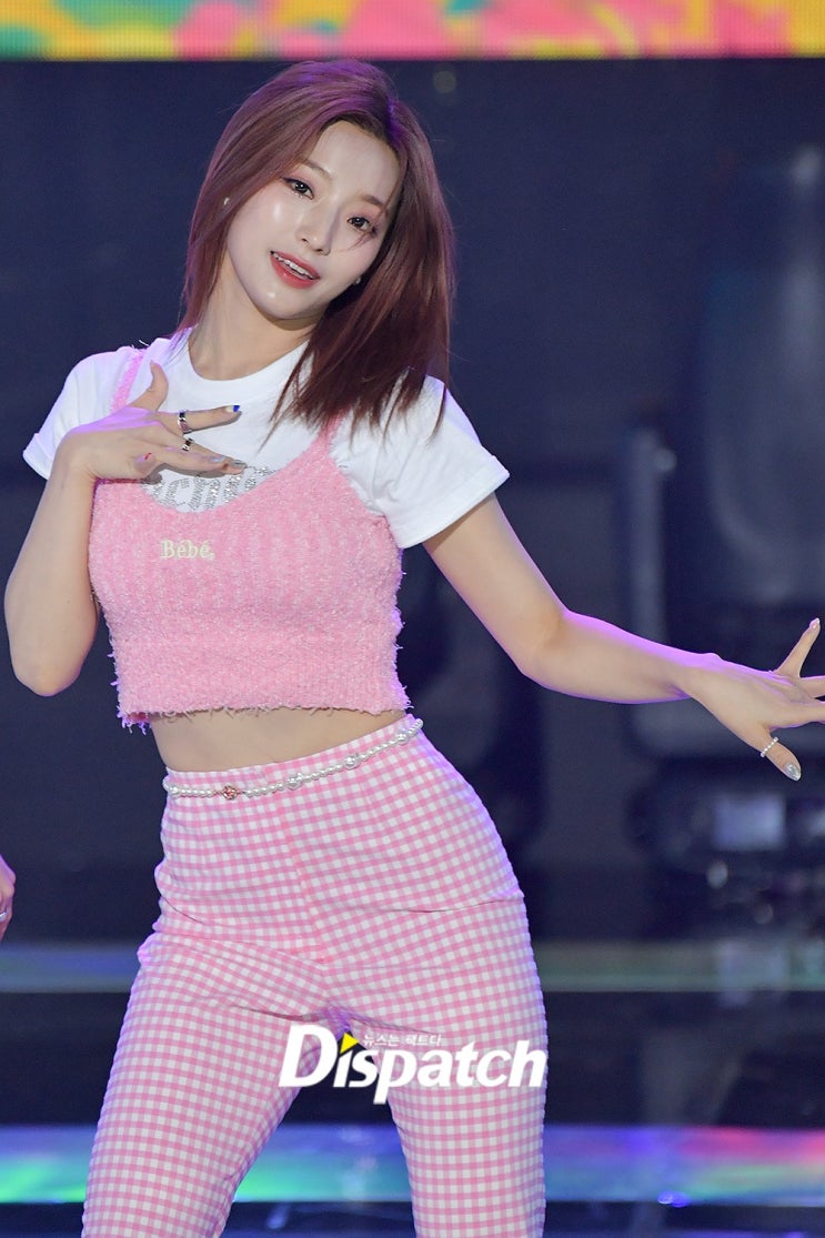 프로미스나인 멤버 이새롬, 개미 허리에 시선 집중하는 팬심 저격수...심쿵 미모에 상큼한 볼하트 프로미스나인 멤버 이새롬, 개미 허리에 시선 집중하는 팬심 저격수...심쿵 미모에 상큼한 볼하트