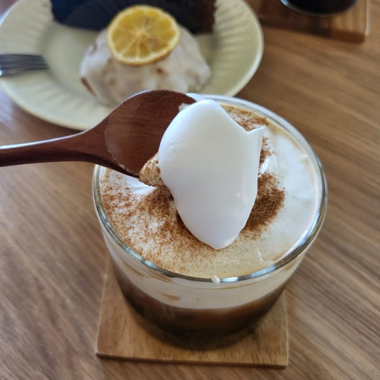  [연남동 카페] 아몬드 크림라떼와 꾸덕한 초코케이크에 반하다 : 베이크브리즈