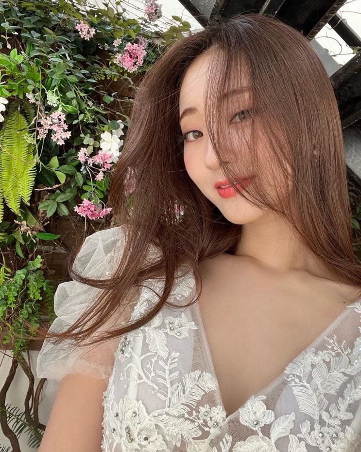 그룹 나인뮤지스 출신 경리, 콜라병 몸매 드러낸 튜브톱 패션...정말 구석구석 다 예쁘네 그룹 나인뮤지스 출신 경리, 콜라병 몸매 드러낸 튜브톱 패션...정말 구석구석 다 예쁘네