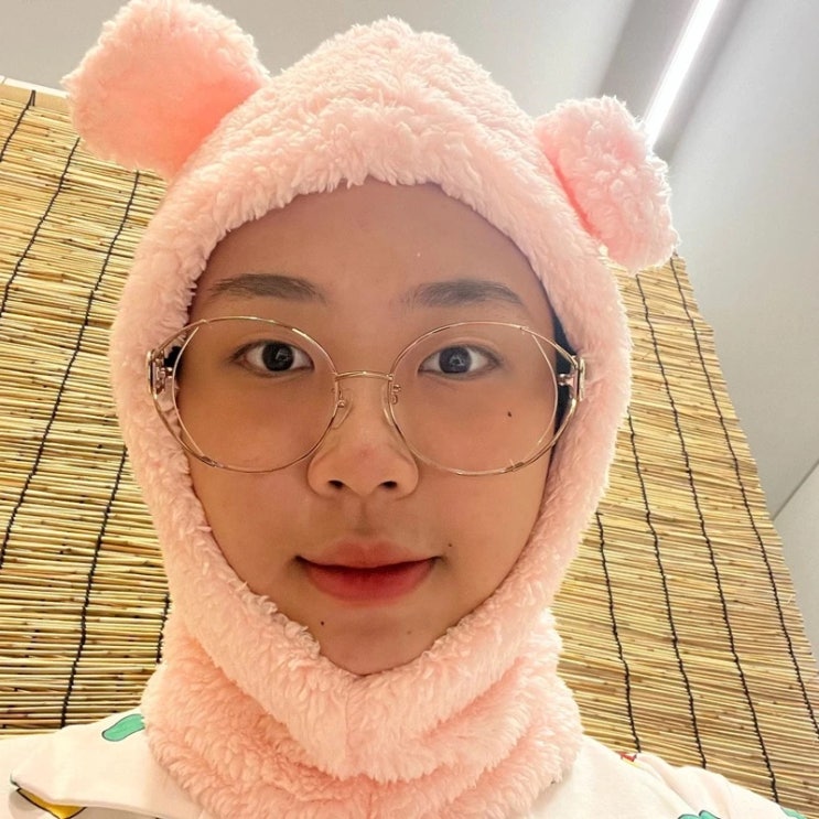 래퍼 이영지 팬들과 솔직한 소통, 메이크업을 하지 않고 나온 이유 밝혀 "화장하면 못 알아봄" 래퍼 이영지 팬들과 솔직한 소통, 메이크업을 하지 않고 나온 이유 밝혀 "화장하면 못 알아봄"
