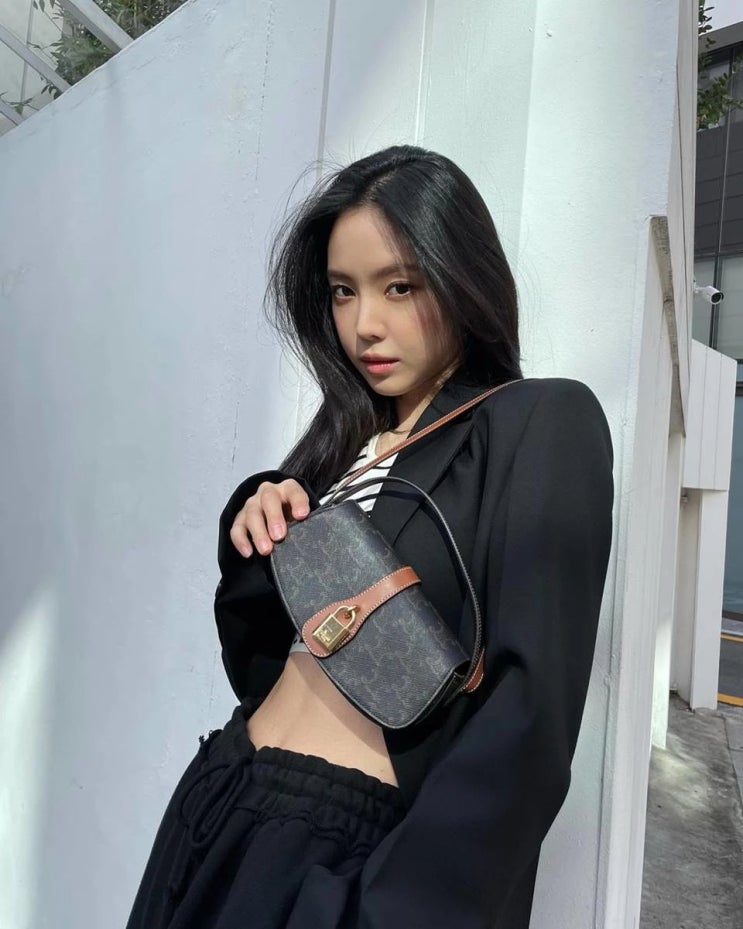 그룹 에이핑크 출신 배우 손나은, 등이 훤히 드러나는 아찔한 뒤태 ... 겨우 가는 끈 두 개로 그룹 에이핑크 출신 배우 손나은, 등이 훤히 드러나는 아찔한 뒤태 ... 겨우 가는 끈 두 개로