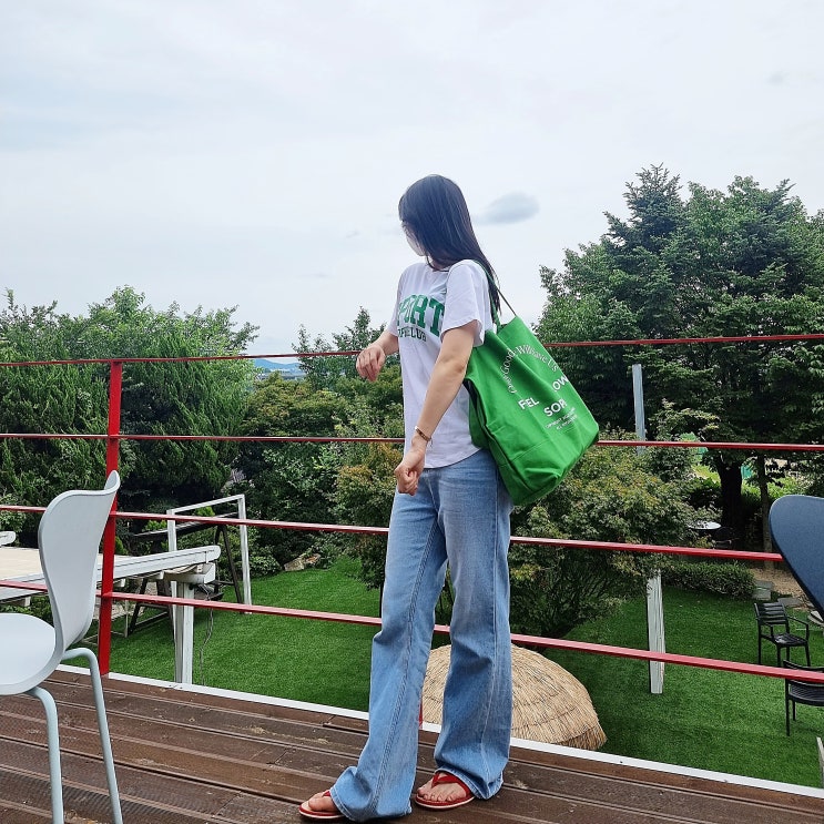 필로소피 반팔 티셔츠 및 에코백 착용으로 편안함을! 필로소피 반팔 티셔츠 및 에코백 착용으로 편안함을!