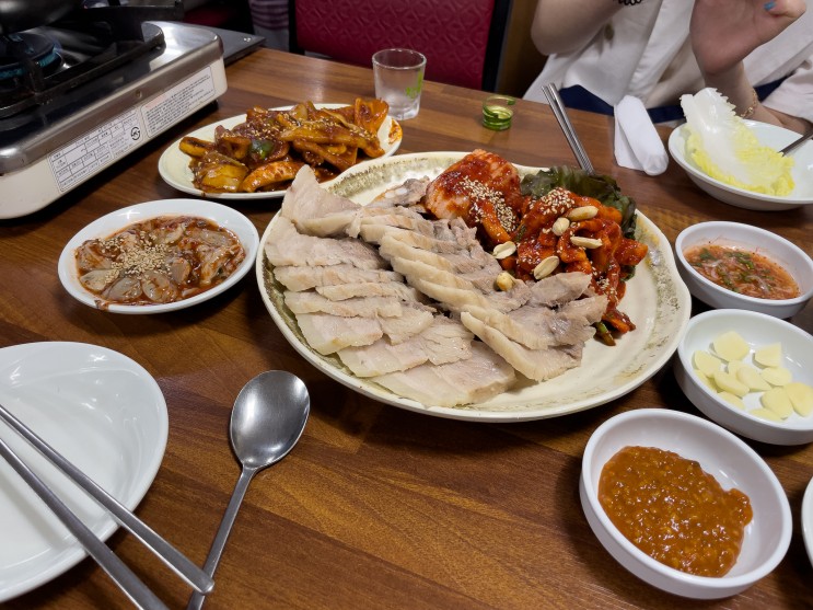 서울 물가 맞아? 종로3가역 맛집 장군굴보쌈, 저렴하고 맛있다!