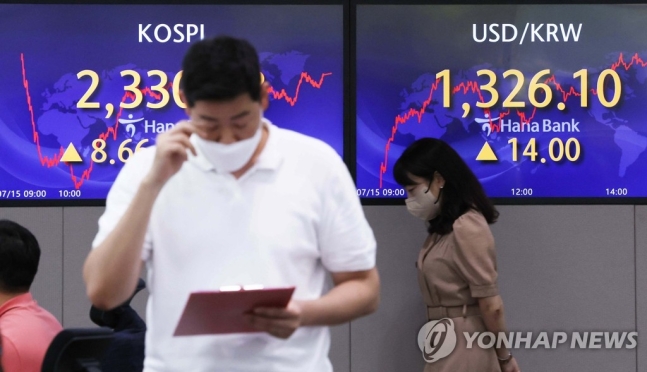환율 1,326원대 마감, 13년여만에 최고…빅스텝에도 14원 급등 환율 1,326원대 마감, 13년여만에 최고…빅스텝에도 14원 급등