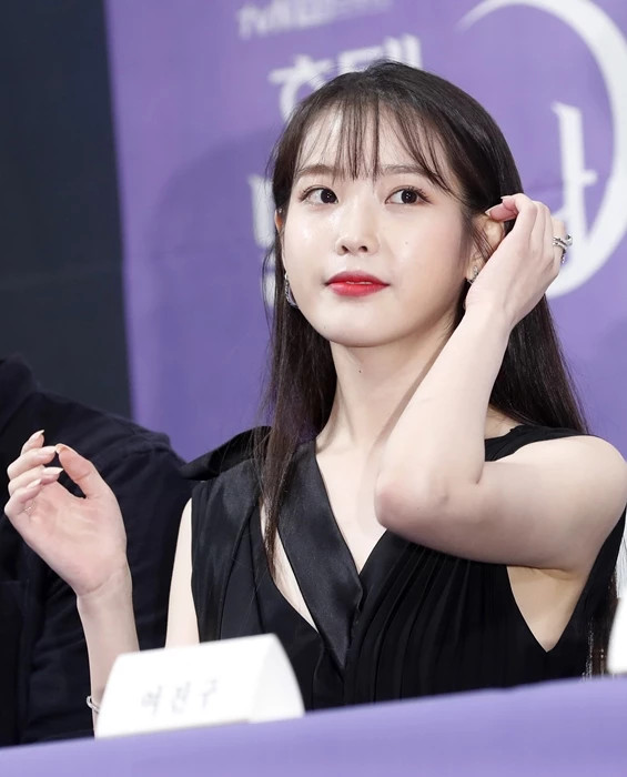 아이유 첫 주연작인 '최고다 이순신'에서 만나, 세대를 초월한 절친 스타로 꼽힌 두 사람 아이유 첫 주연작인 '최고다 이순신'에서 만나, 세대를 초월한 절친 스타로 꼽힌 두 사람