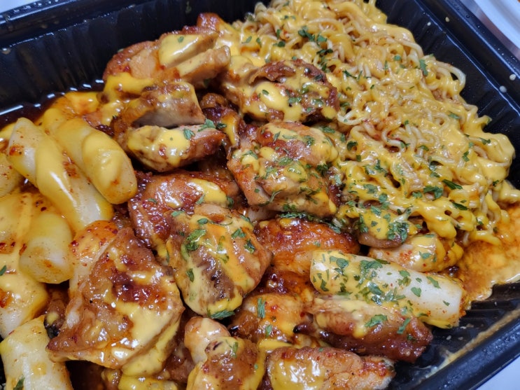  훌랄라치킨 신림직영점 ; 관악구치킨 훌랄라 신메뉴 참숯치즈양념구이 존맛