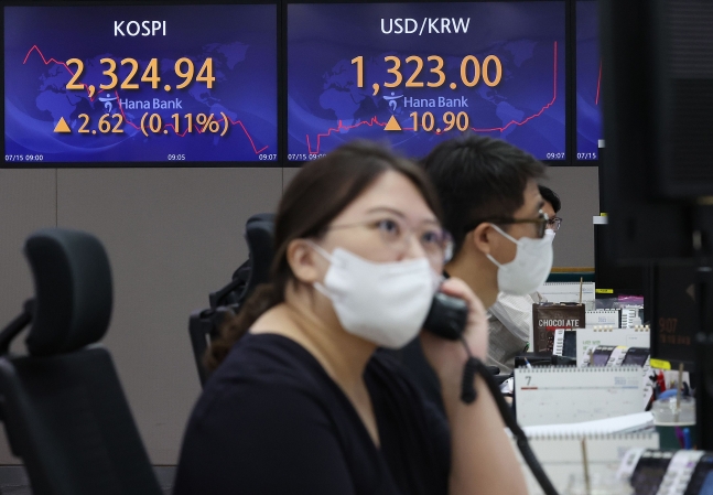1320원 돌파한 환율…고물가·고금리 ‘삼중고’에 빠진 한국 경제 1320원 돌파한 환율…고물가·고금리 ‘삼중고’에 빠진 한국 경제