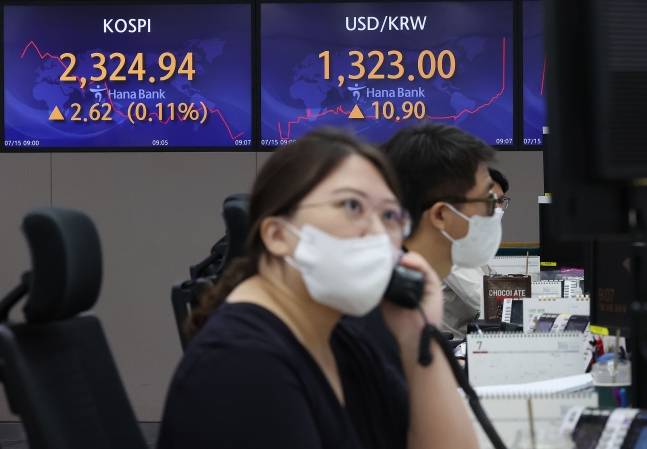 1320원 돌파한 환율…고물가·고금리 ‘삼중고’에 빠진 한국 경제