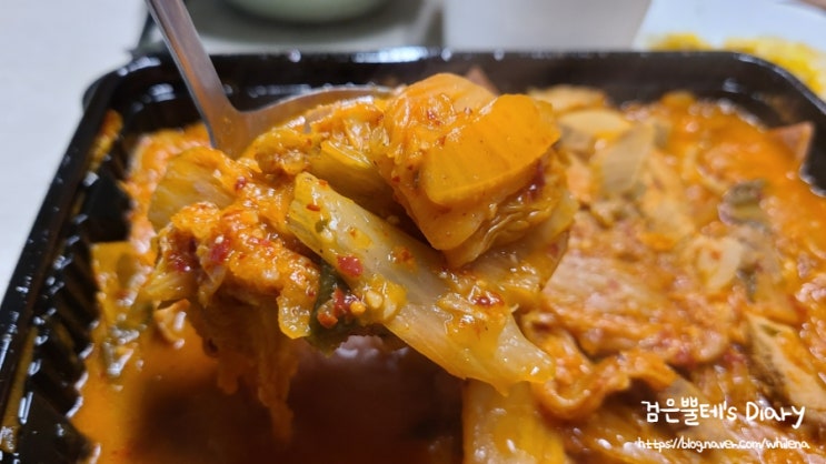 [송파 가락] 감일지구에서 정말 풍족하게 김치찌개를 먹고 싶어서 시킨, '후구오네짜글이'에서 김치돼지짜글이와 참치마요덮밥 후기