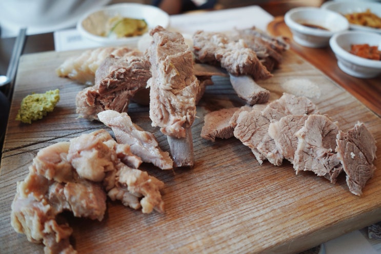 제주도민맛집에서 첫식사 제주도감 : 돔베고기와 접짝뼈국