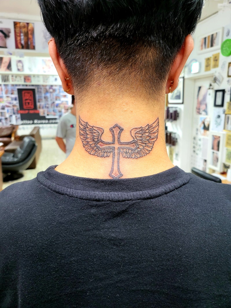 목뒤타투,목타투,십자가타투,날개타투,,,,, 목뒤에 십자가날개 타투를 하시기 위해서 필립타투에 오신 필리핀남자분입니다^^ : 네이버  블로그, image size:800x1067
