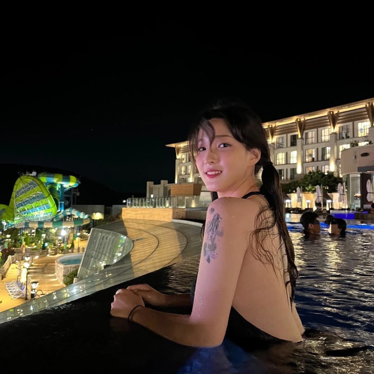 아이돌 그룹 라붐 출신 율희, 제주도 호캉스 중 수영복 입고 팔에 새긴 문신을 공개해 눈길 아이돌 그룹 라붐 출신 율희, 제주도 호캉스 중 수영복 입고 팔에 새긴 문신을 공개해 눈길