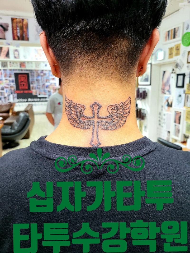 목 옆라인 뒷쪽에 부러진 칼을 작업해드렸습니다 실제크기는 6cm정도되는 나름 미니타투랍니당! . . 타투문의는 24시간 언제나  환영합니다 카톡 : msback89 or 프로필하단 카카오톡 오픈채팅 (인스타DM,페메 확인을 못해요ㅠ) 🔅 미성년자는 작업❌️ 🔅  카드결제 가능, image size:800x1067