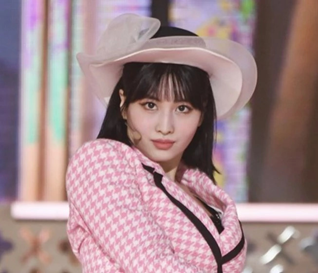 트와이스 멤버 모모, 검정색 시스루 드레스류 입고 촬영장에서 포즈...붉은색 장갑 눈 띄여 트와이스 멤버 모모, 검정색 시스루 드레스류 입고 촬영장에서 포즈...붉은색 장갑 눈 띄여