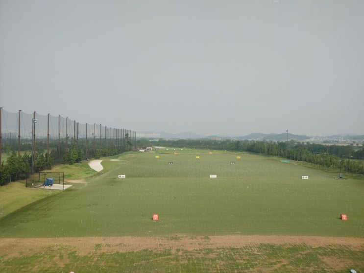 솔트베이CC 연습장, 골프연습장(드라이빙레인지) - 360야드(330m) 길이의 천정 그물이 없는 잔디 바닥으로 된 옥외 골프 연습장