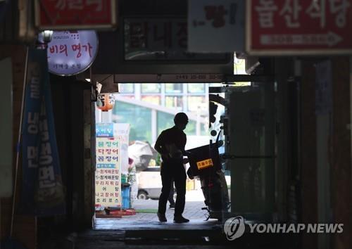 빚으로 위기 버틴 취약층…은행권도 이자경감 동참 빚으로 위기 버틴 취약층…은행권도 이자경감 동참