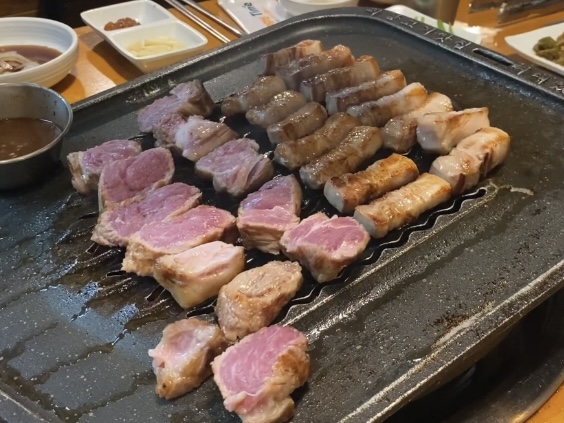  대구 신천동 맛집 뼈대있는돼지집 돼지고기 먹었어요