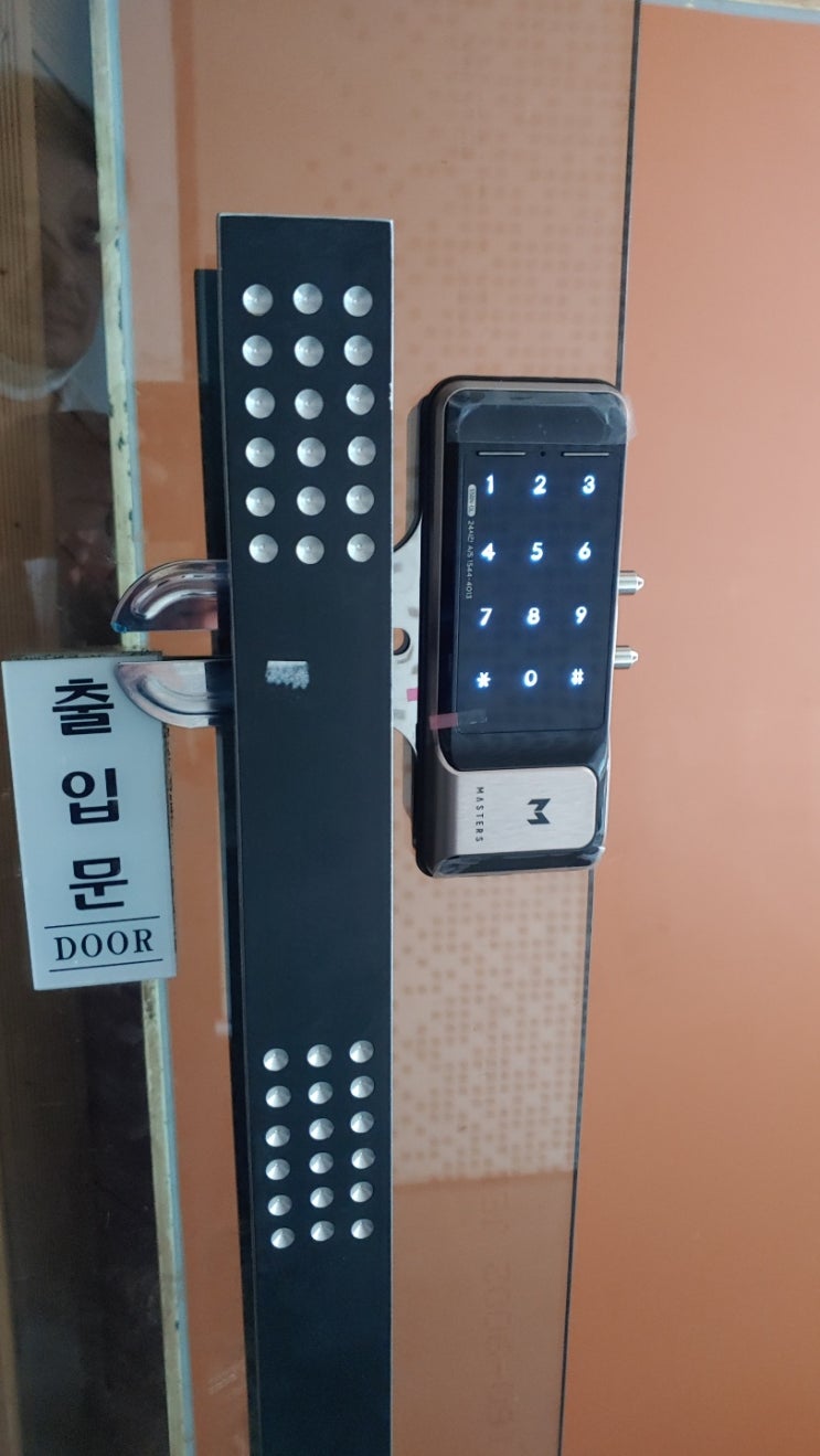 익산열쇠 익산시 인화동 그랜드호텔 건너편 상가 강화유리용 디지털도어록 설치