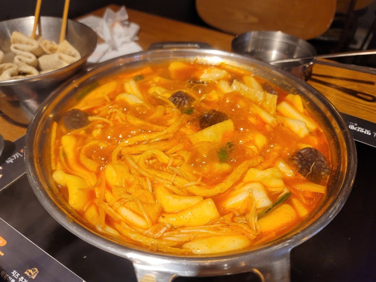  엄청난 가성비의 울산 삼산 업 스퀘어 맛집 '두 끼 떡볶이', 만들어 먹는 옛날 떡볶이 감성!!