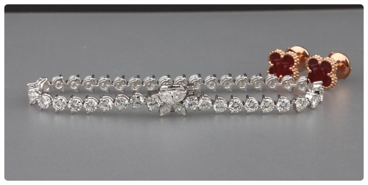  손님 1부 다이아몬드를 이용하여 제작한 1부 테니스팔찌- 마퀴즈(Marquise)티파니 나비장식 별도제작하여 완성