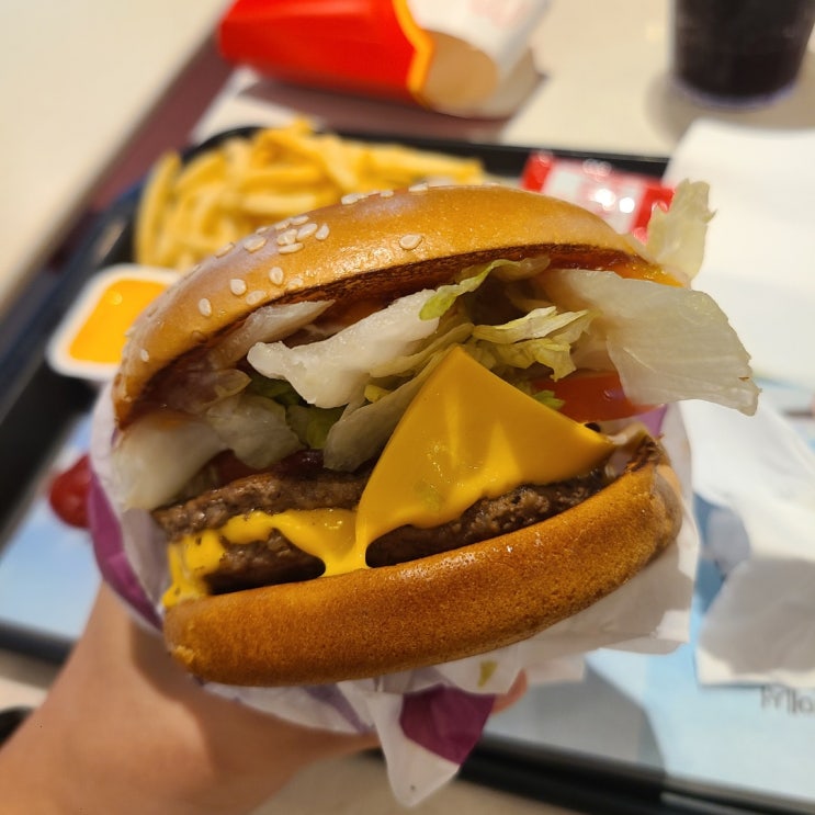 [맥도날드 햄버거 맛평가] #2. 맥도날드 베이컨토마토디럭스 버거 / 맥도날드 왕에 가장 가까운 버거
