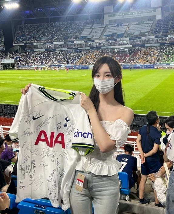 아나운서 곽민선, 토트넘 방한 경기 선수들 사인 가득한 유니폼 들고 포즈 아나운서 곽민선, 토트넘 방한 경기 선수들 사인 가득한 유니폼 들고 포즈