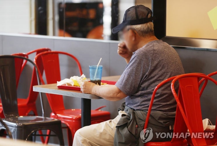 노인 식사돌봄 인력 교육 제도 부족…간병인은 교육無