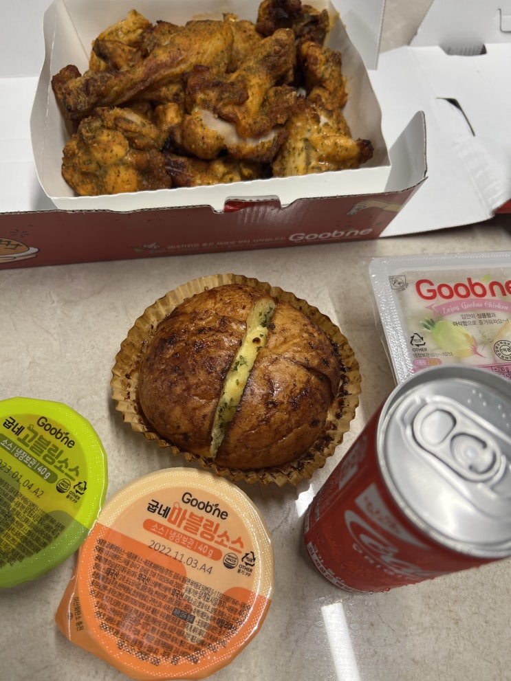  굽네치킨 고추바사삭과 바게트볼 갈릭크림 가격, 근데 치킨배달료가 5,000원 -_- ;;