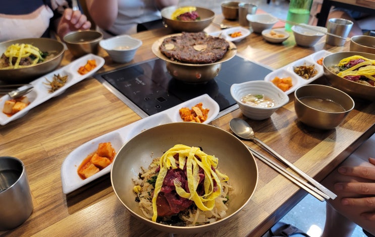  울산 삼산동 한식 맛집 '함양집', 떡 불고기와 함께 즐기는 육회 비빔밥