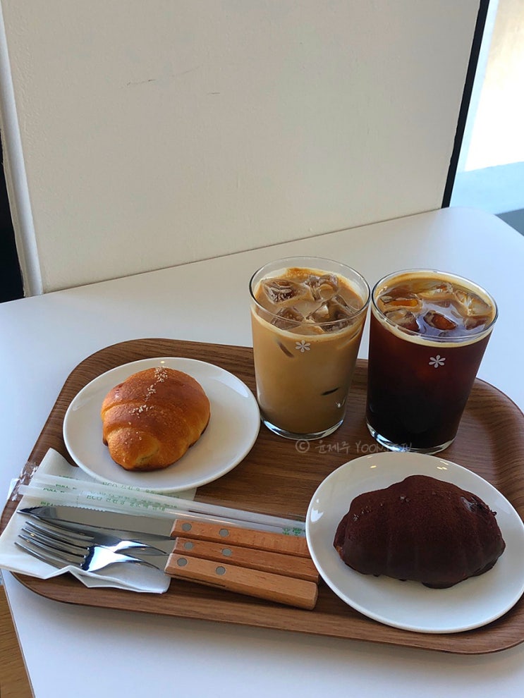  제주 성산 카페 소금빵 맛집 눈 내리는 섬 a snowy island