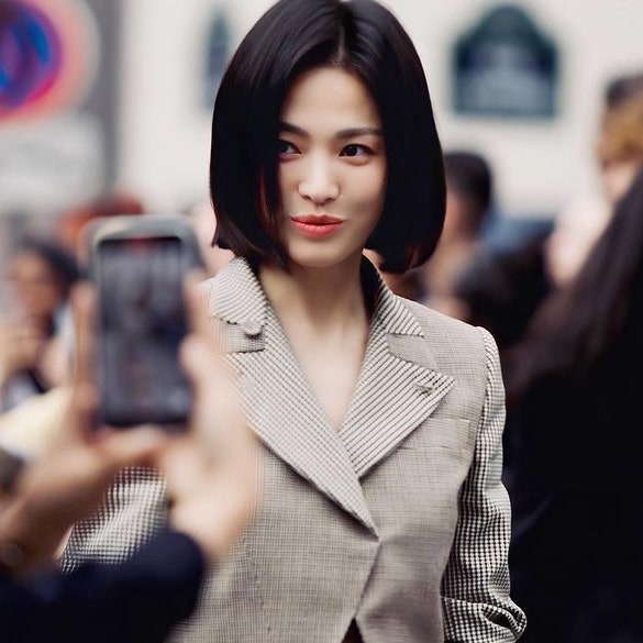  2022년 FW 펜디 여자 명품 가방 스타일리시한 송혜교 패션 아이씨유 쁘띠